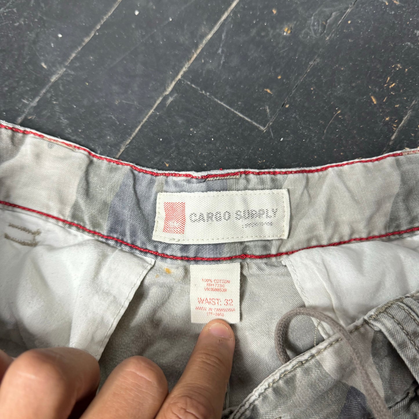 (32) Y2K Camo Cargo Shorts