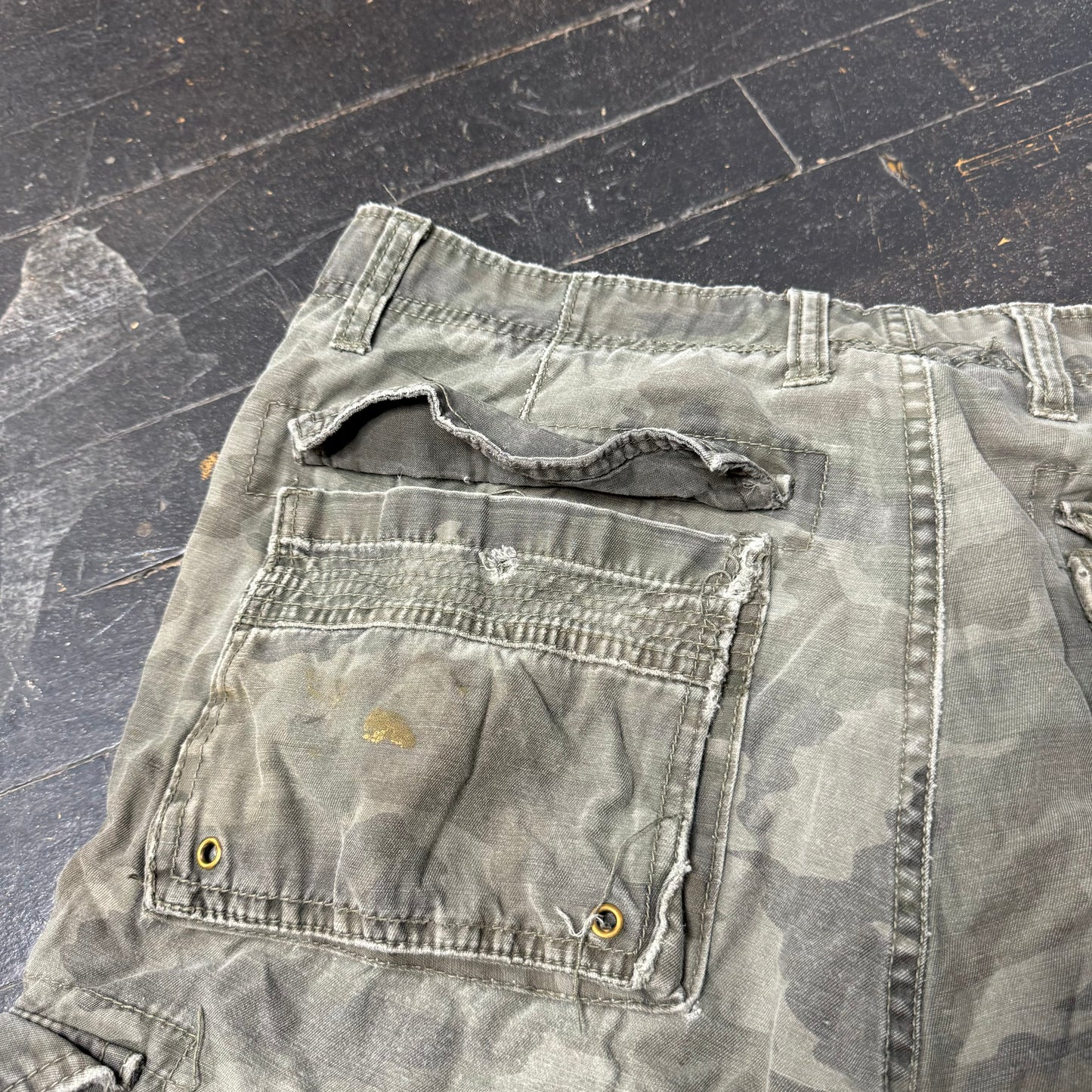 (32) Y2K Camo Cargo Shorts