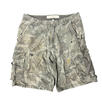 (32) Y2K Camo Cargo Shorts