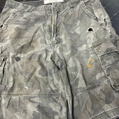 (32) Y2K Camo Cargo Shorts