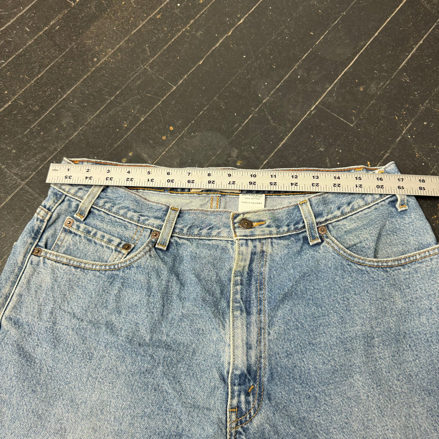 (36) Y2K Levi’s Jorts