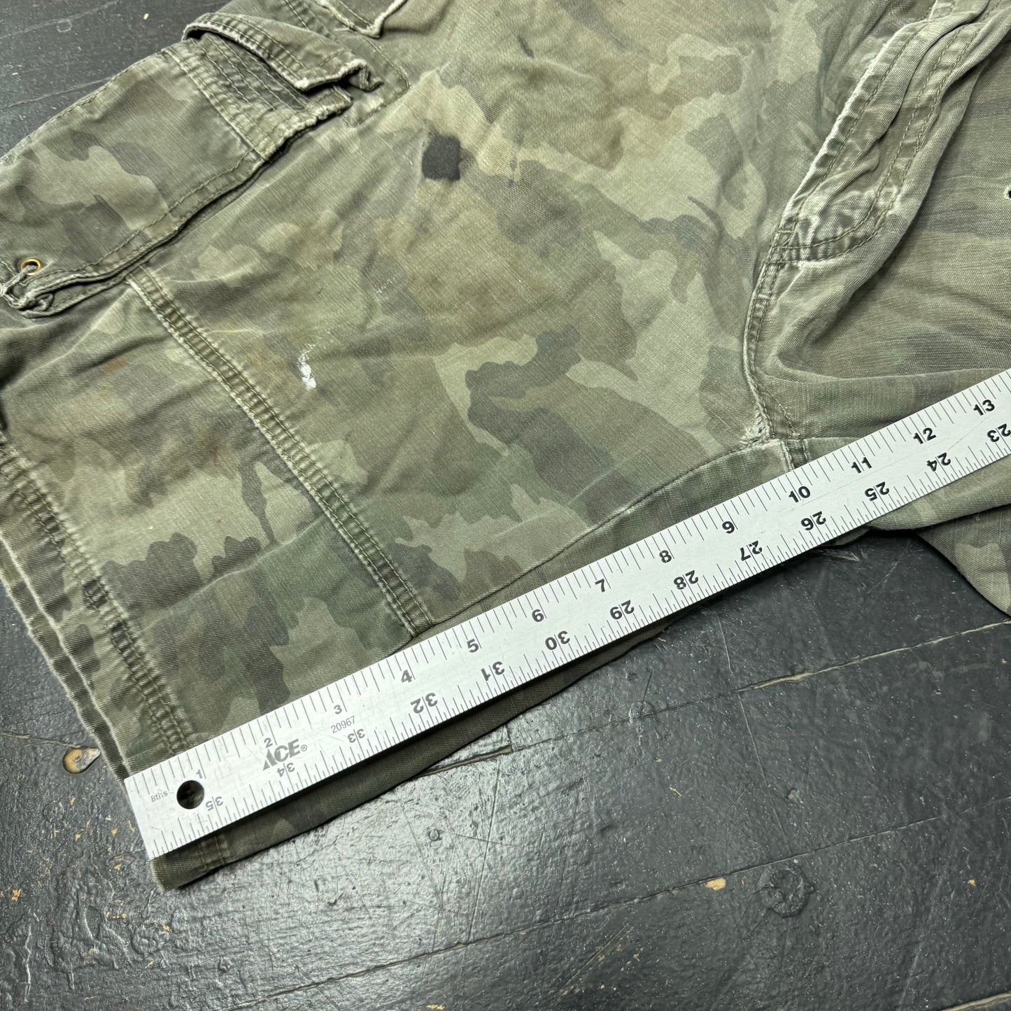 (32) Y2K Camo Cargo Shorts