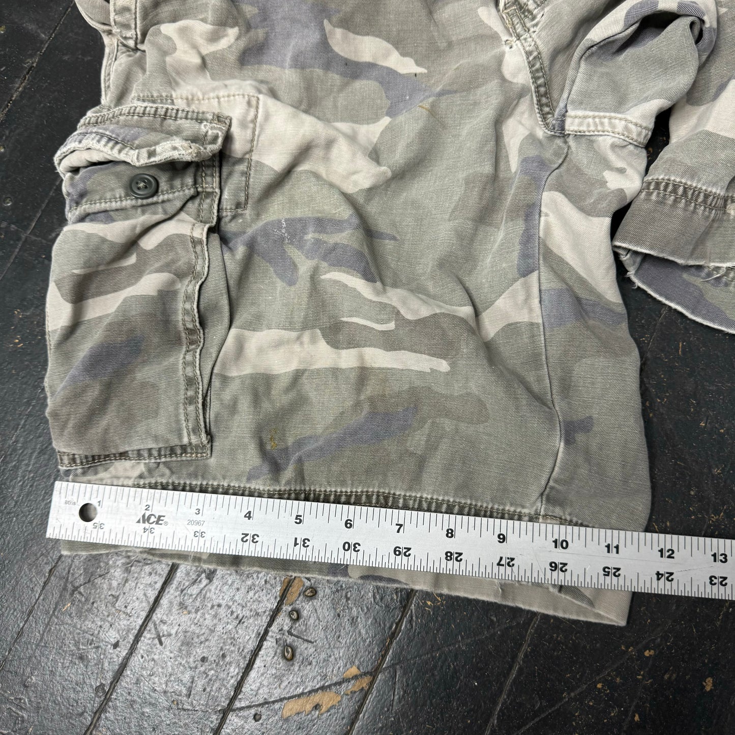 (32) Y2K Camo Cargo Shorts