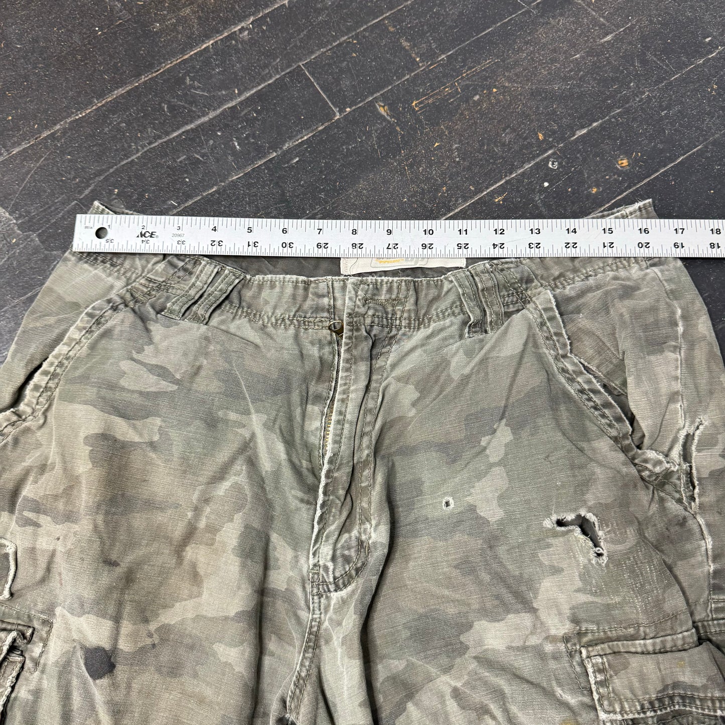 (32) Y2K Camo Cargo Shorts