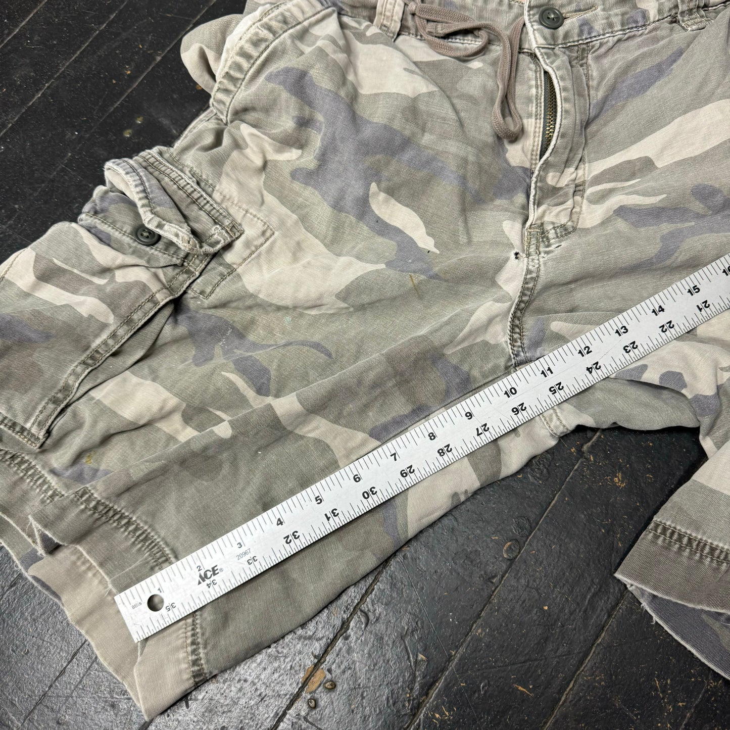 (32) Y2K Camo Cargo Shorts