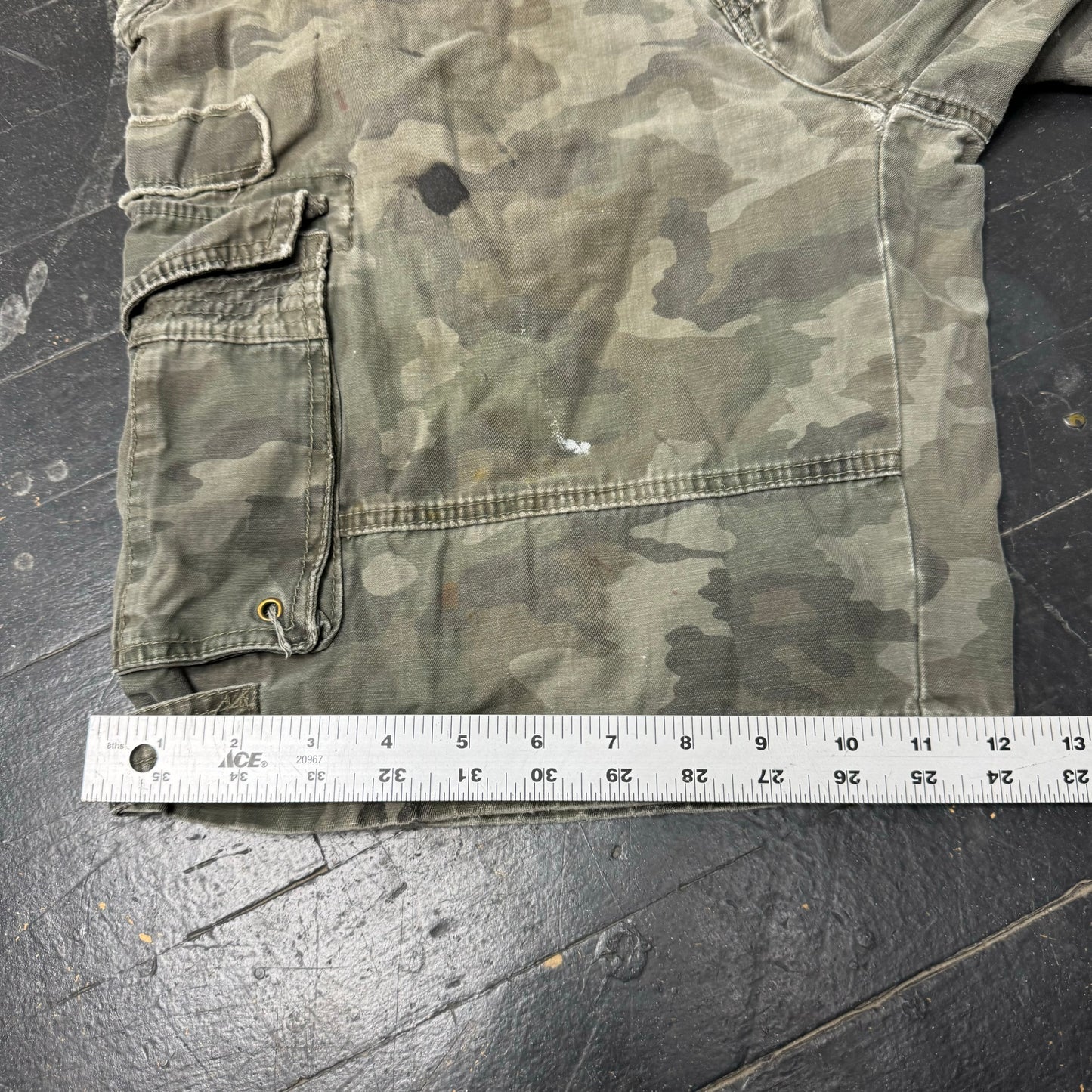 (32) Y2K Camo Cargo Shorts