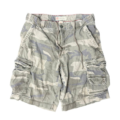 (32) Y2K Camo Cargo Shorts