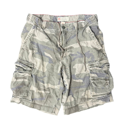 (32) Y2K Camo Cargo Shorts