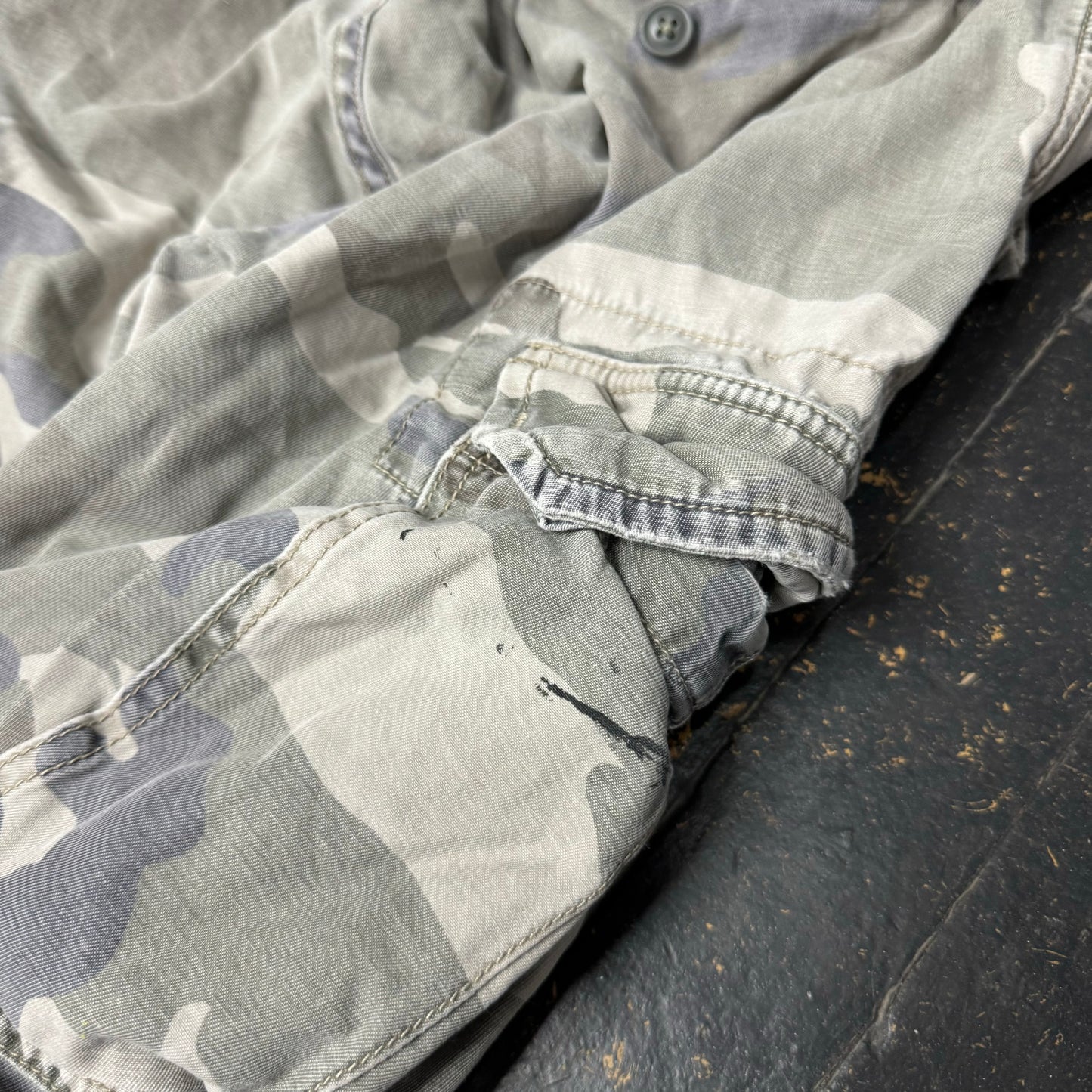 (32) Y2K Camo Cargo Shorts