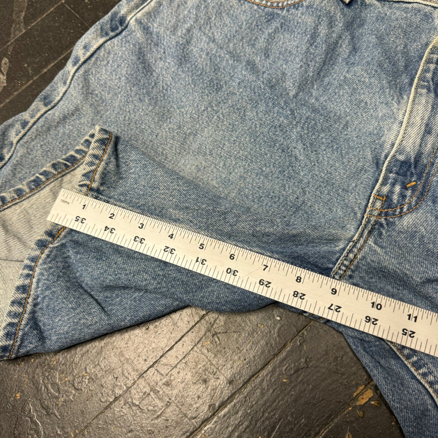 (36) Y2K Levi’s Jorts